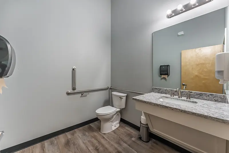 Suite 131: restroom
