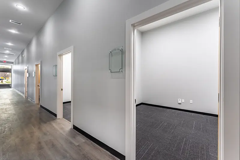 Suite 132: office opening onto the main hall