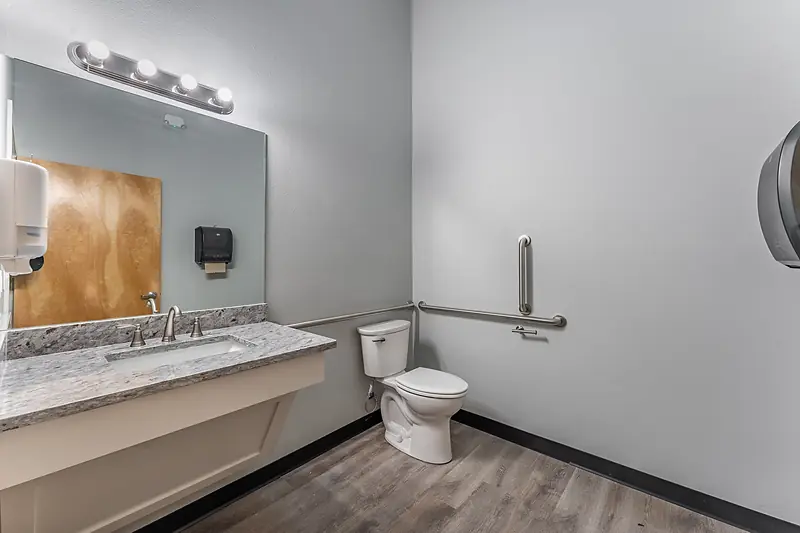 Suite 137: restroom